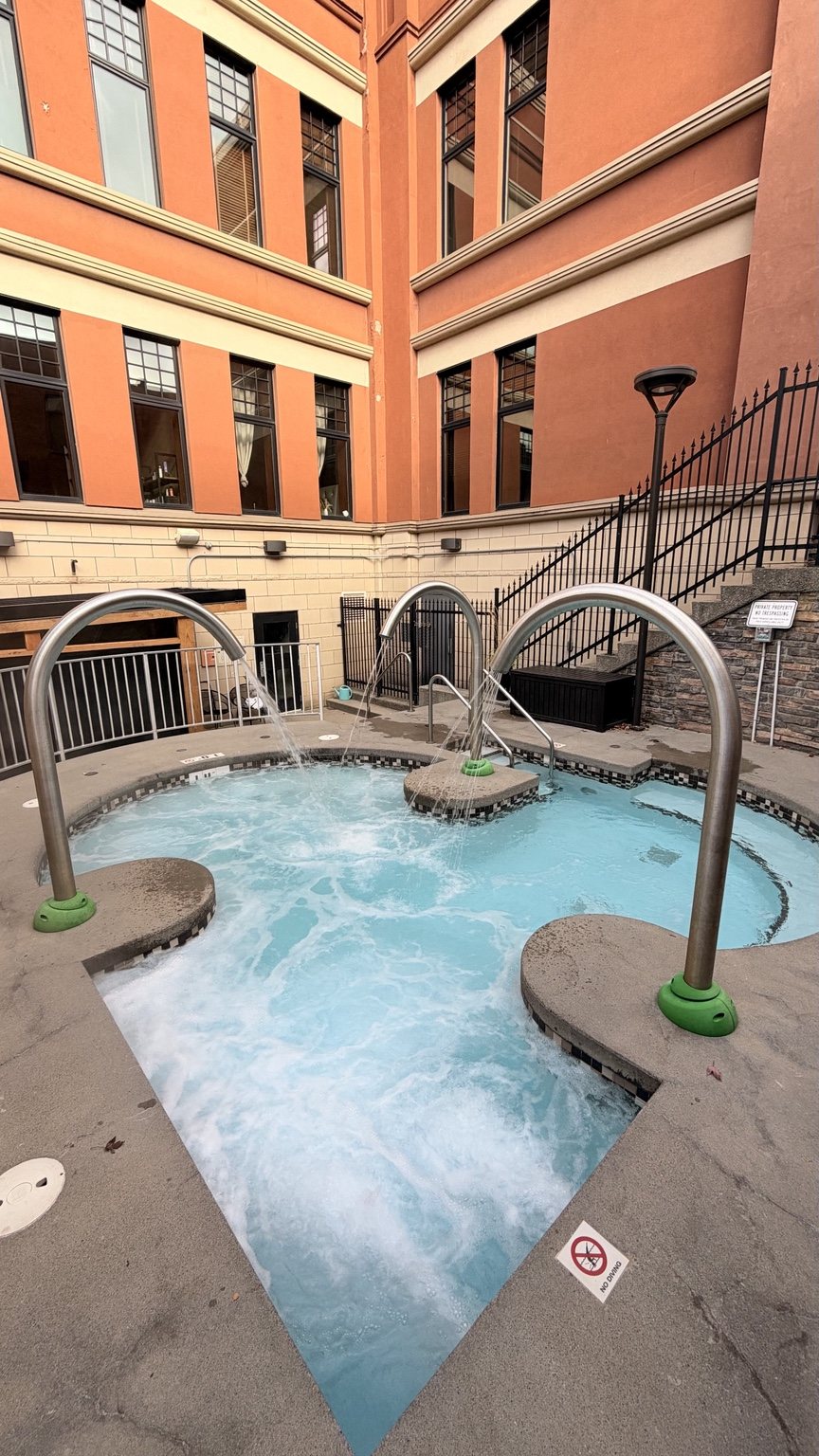The outdoor whirlpool at Spa 901 in Fernie